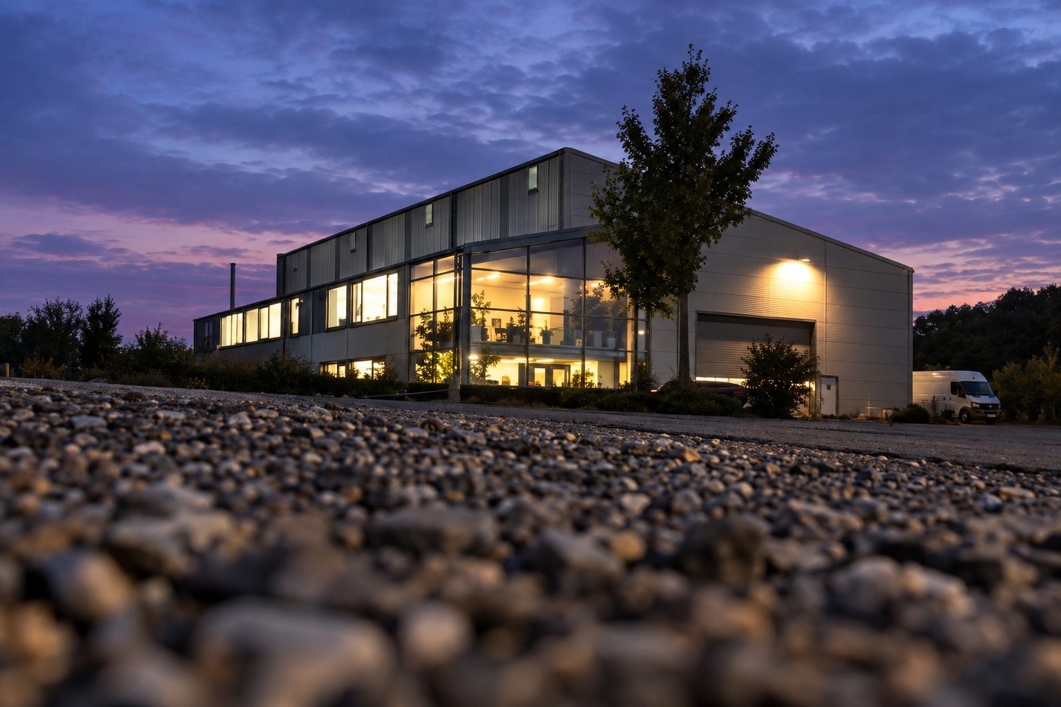 Firmengebäude in der Gottlieb-Daimler-Straße am Abend
