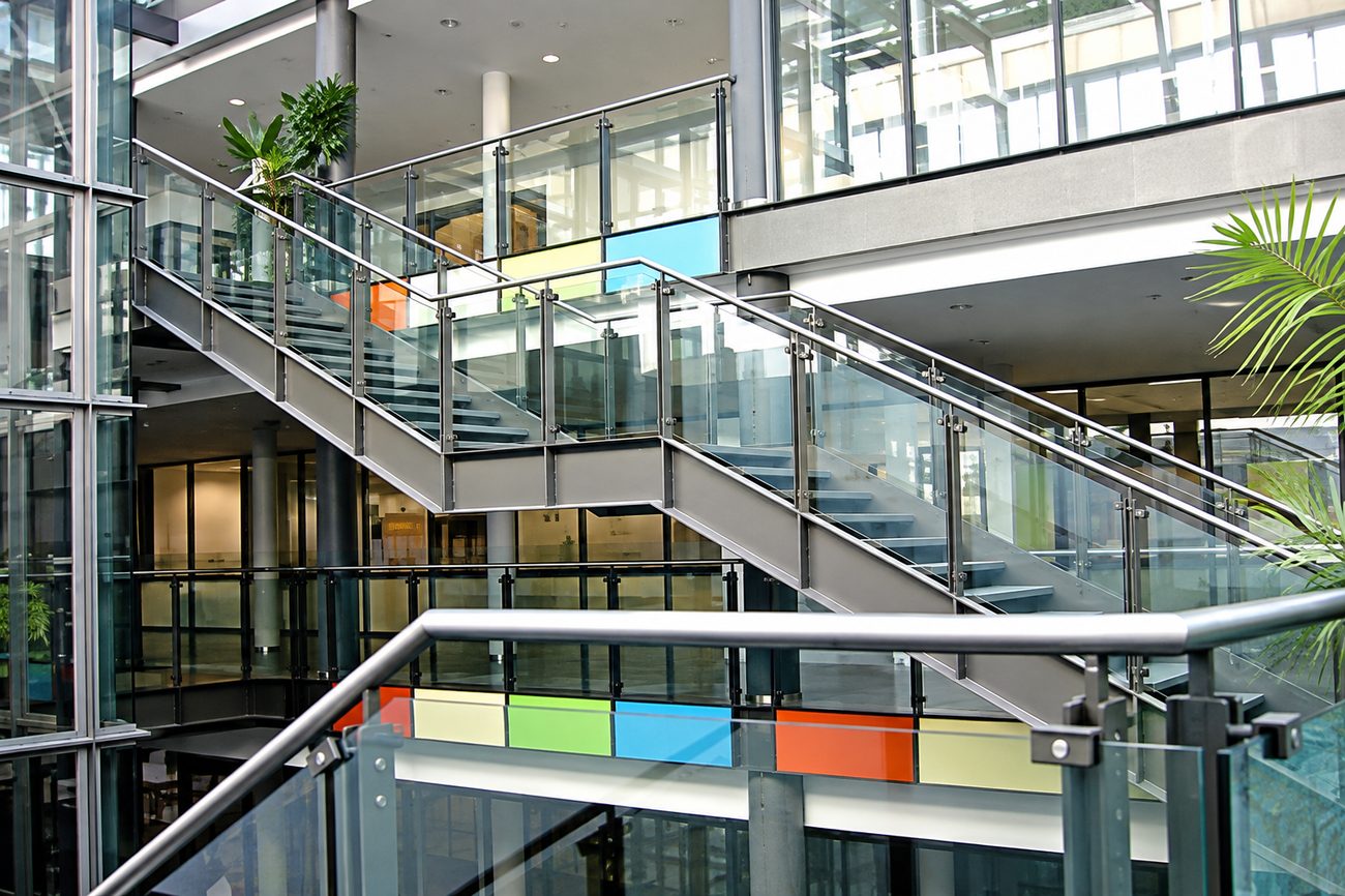 Stahl-Glas-Treppenanlage in einem Bürogebäude