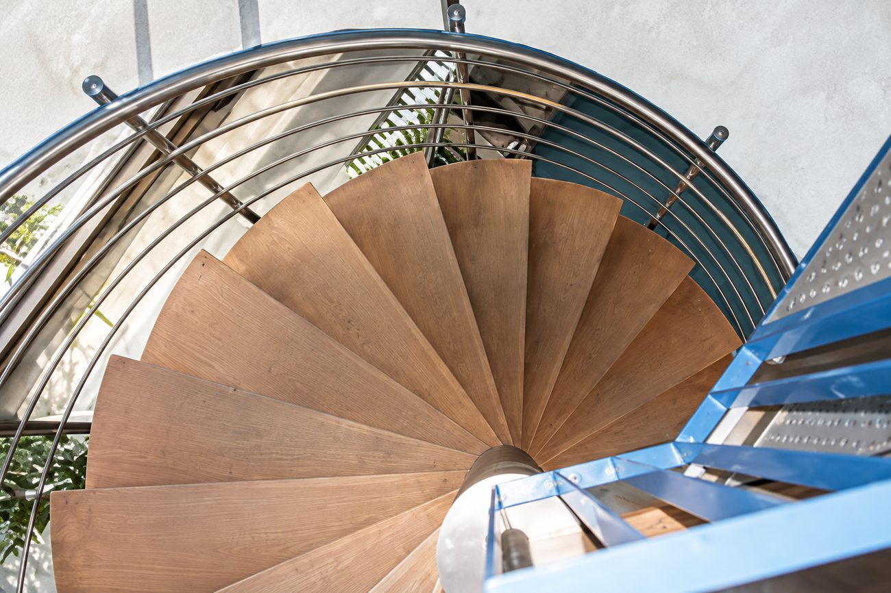 Wendeltreppe aus Stahl mit Holzstufen
